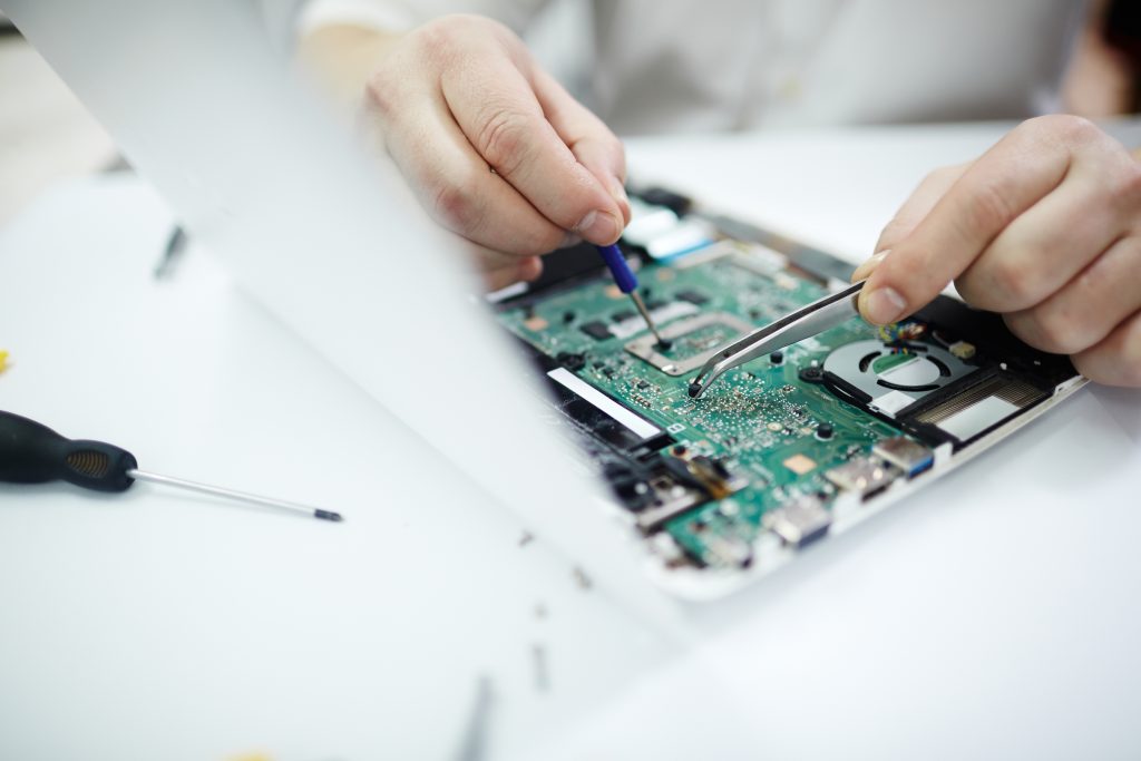 Pengecekan hardware laptop yang dibongkar untuk diperiksa komponennya